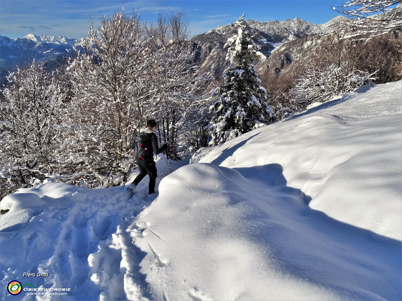 56 Ed ora si scende comodamente su tappeto di neve farinosa anche se con attenzione.JPG